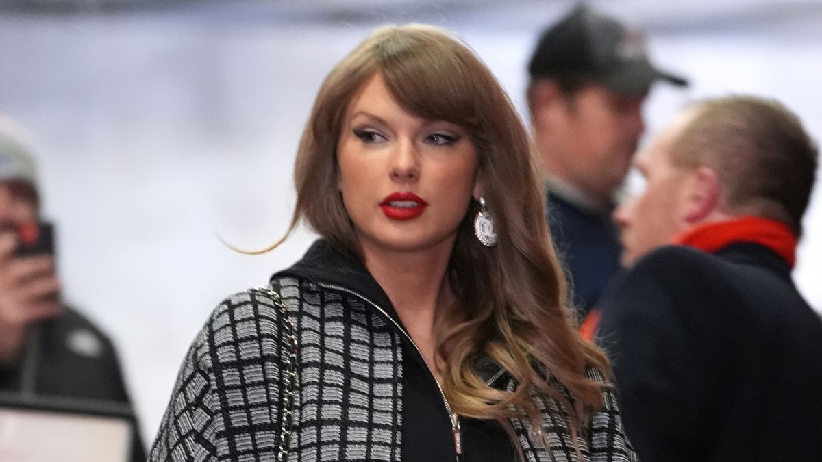 Taylor Swift hiverne des pièces de défilé Chanel d'une valeur de 16 500 $ pour sa tenue de jeu Chiefs vs. Texans