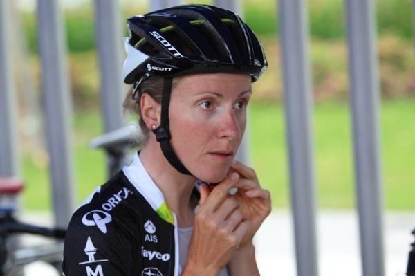 Judith Arndt (GreenEDGE-AIS) puts on her helmet.