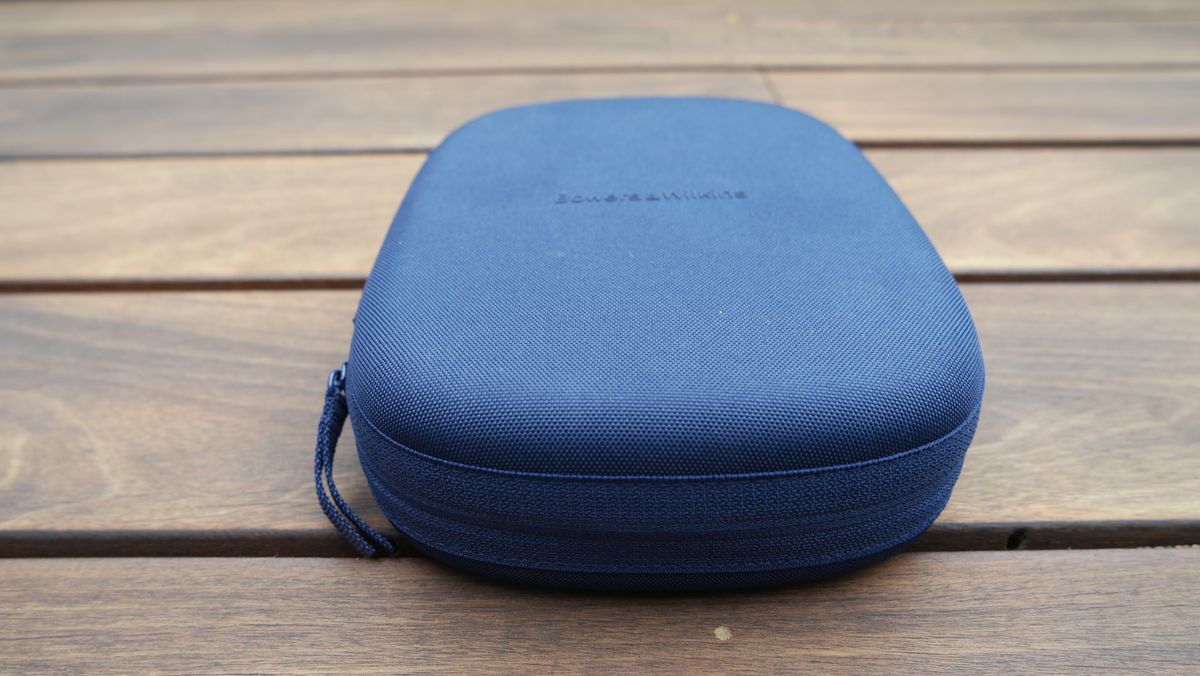 Bowers &amp; Wilkins Px7 S3 closed case