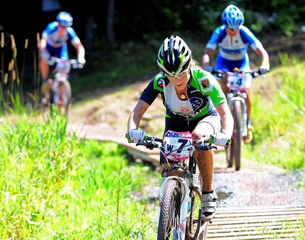 Willow Koerber (Gary Fisher/Subaru) is chased uphill by the Luna women.