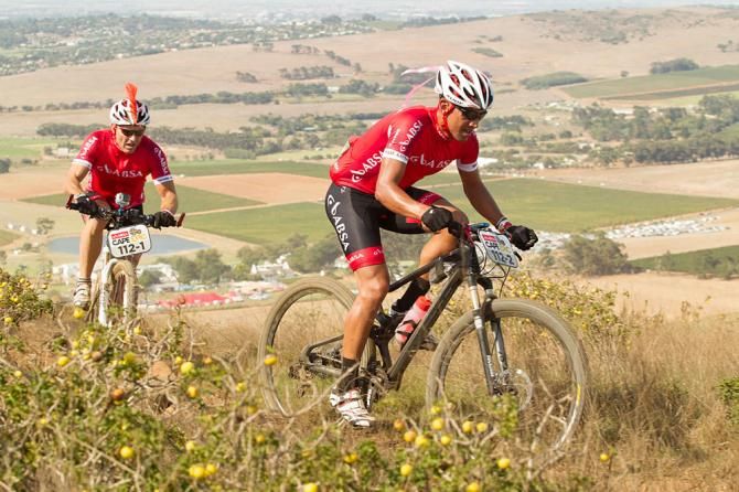 Owen Hannie leads Joel Stransky during the Prologue