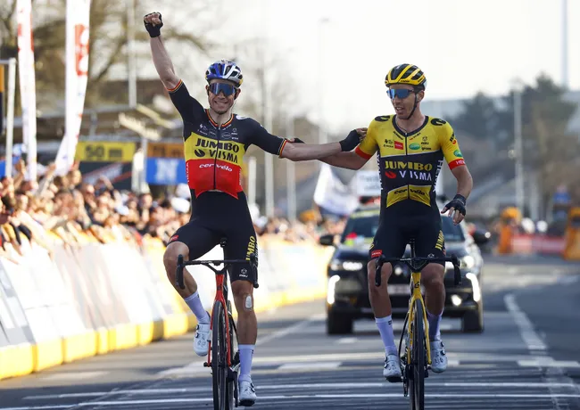 Van Aert e Laporte esultano assieme sul glorioso traguardo di Harelbeke (foto Sprint Cycling Agency)