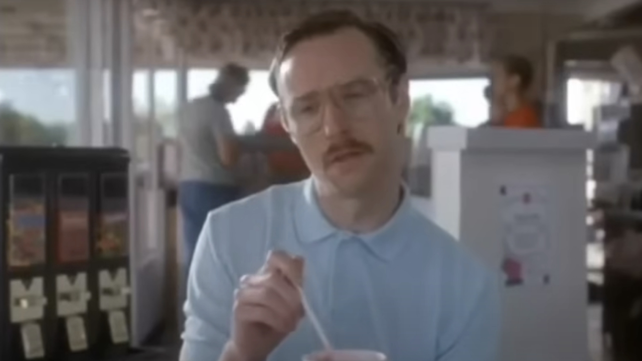 Aaron Ruell como Kip comendo um cone de neve em Napoleon Dynamite