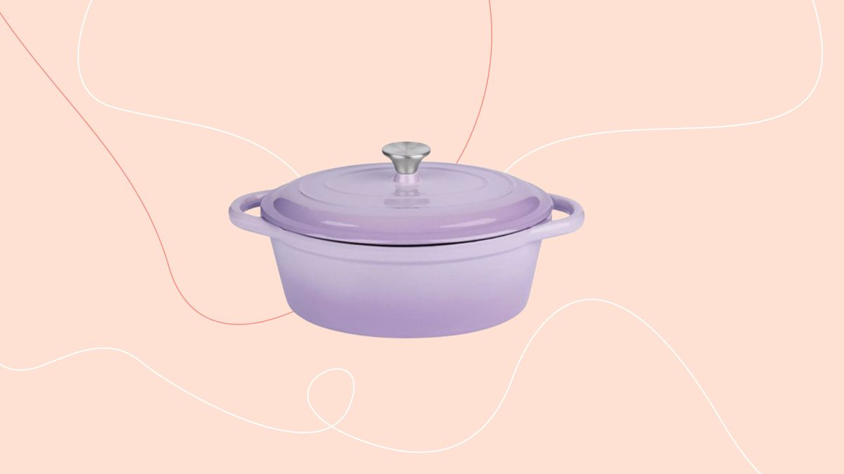 Alternative de 30 £ de Lidl au plat en fonte du Creuset est dans la nuance pastel parfaite pour se préparer pour le printemps