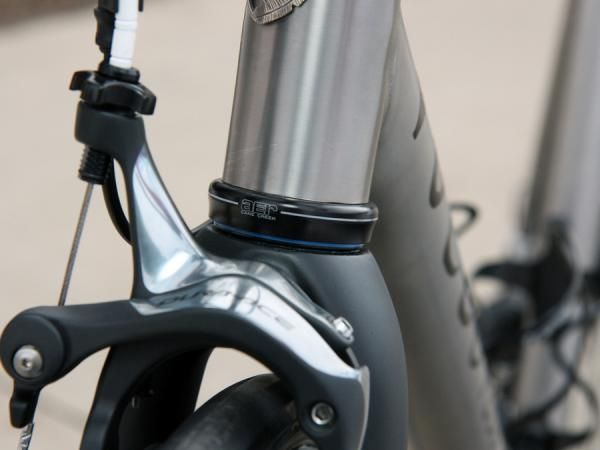 The lower headset cup uses a more typical cartridge ball bearing.