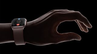 En bild från lanseringen av Apple Watch Series 9, som visar upp hur Double Tap fungerar.