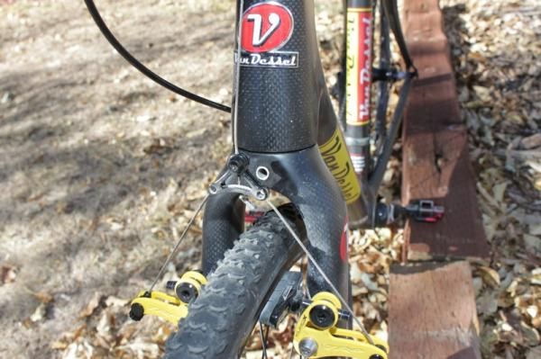 The full alloy tube through the forks crown ensures the integrety of the fork when bolting on a boss