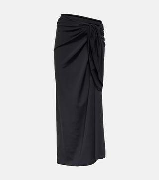 oWP8L52ZEdsmPb5vjDoqHk-320-80 11 طرق غير ممل لارتداء رأس أسود إلى أخمص القدمين في صيف 2025