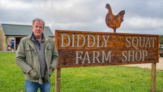 Clarkson's Farm -sarjan Jeremy Clarkson maatilansa edessä