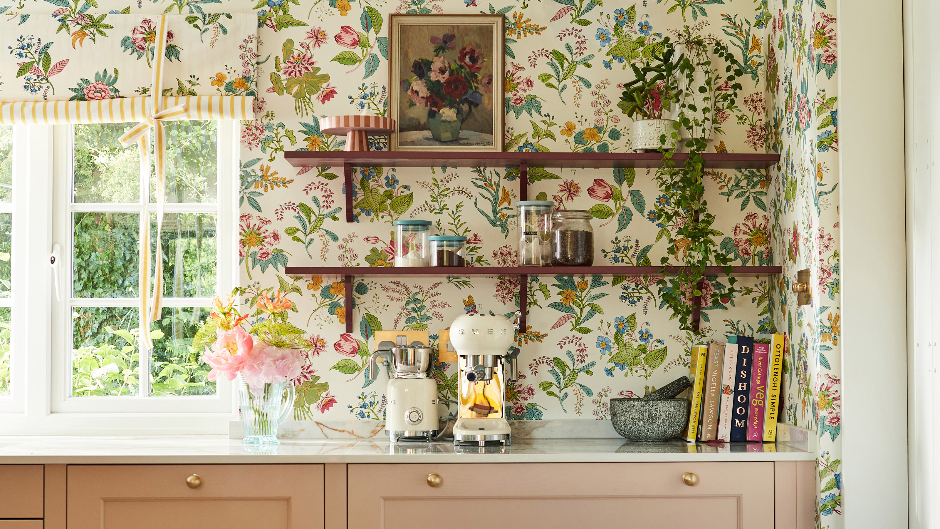 Kitchen wallpaper in pink kitchen