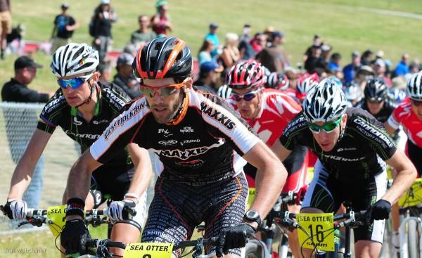 Geoff Kabush (Team Maxxis-Rocky Mountain) gets another hole shot