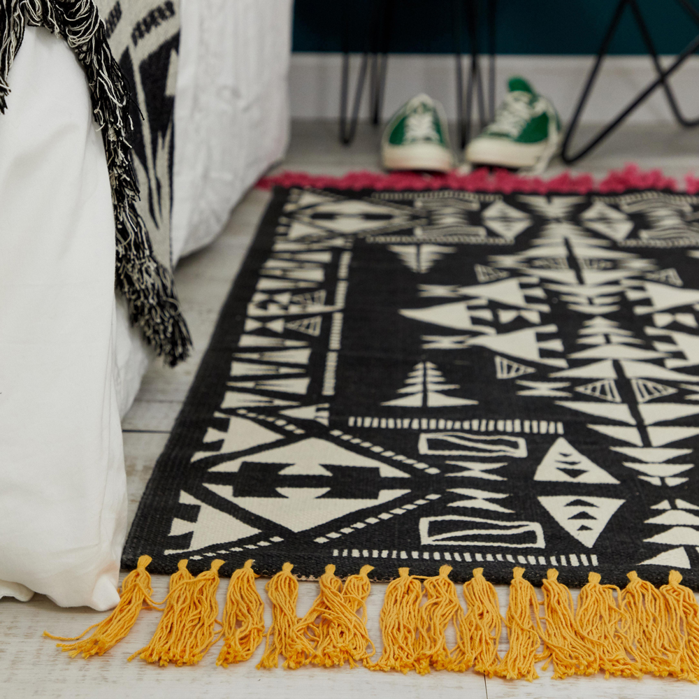 rug with graphic geometric pattern