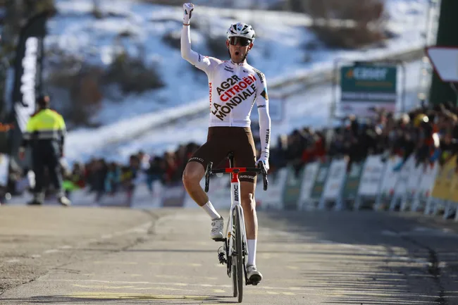 Ben OConnor vince a La Molina (foto: Luis Angel Gomez/SprintCyclingAgency)