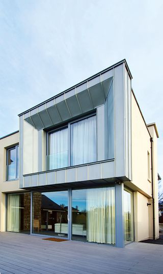 Double storey extension ideas: Metallic finish extension by Des Ewing Residential Architects