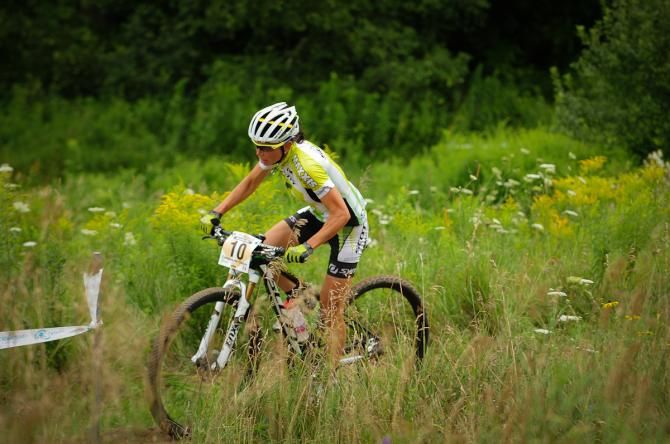Amanda Sin (Scott 3Rox Racing) riding through the tall grass