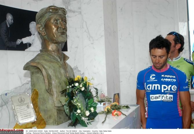 Gilberto Simoni pays his respects at the grave of Marco Pantani after winning the Memorial Marco Pantani race in 2005