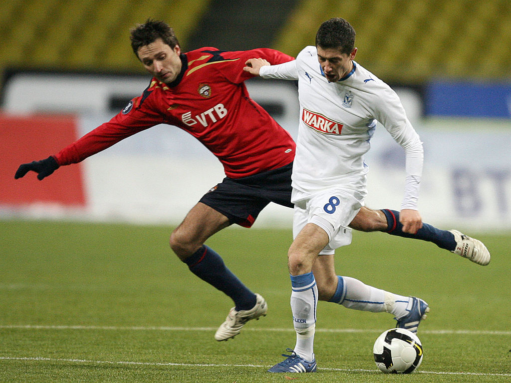 Deividas Semberas (L) of CSKA Moscow vies with Robert Lewandowski (R) of Polish Lech Poznan their UEFA Cup group H football match in Moscow on November 27, 2008. AFP PHOTO / YURI KADOBNOV (Photo credit should read YURI KADOBNOV/AFP via Getty Images)