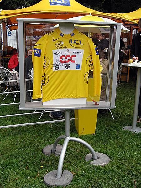 Jersey signed by Cancellara and then displayed for everyone to see at the start who's the boss.