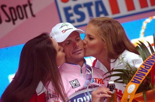 Kisses for race winner and overall leader Danilo Di Luca (Liquigas).