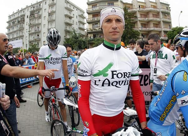 Stefano Garzelli and his Acqua &amp; Sapone teammates wear special &lsquo;Forza L'Aquila' jerseys to honour an area of Italy devastated by earthquakes last year.