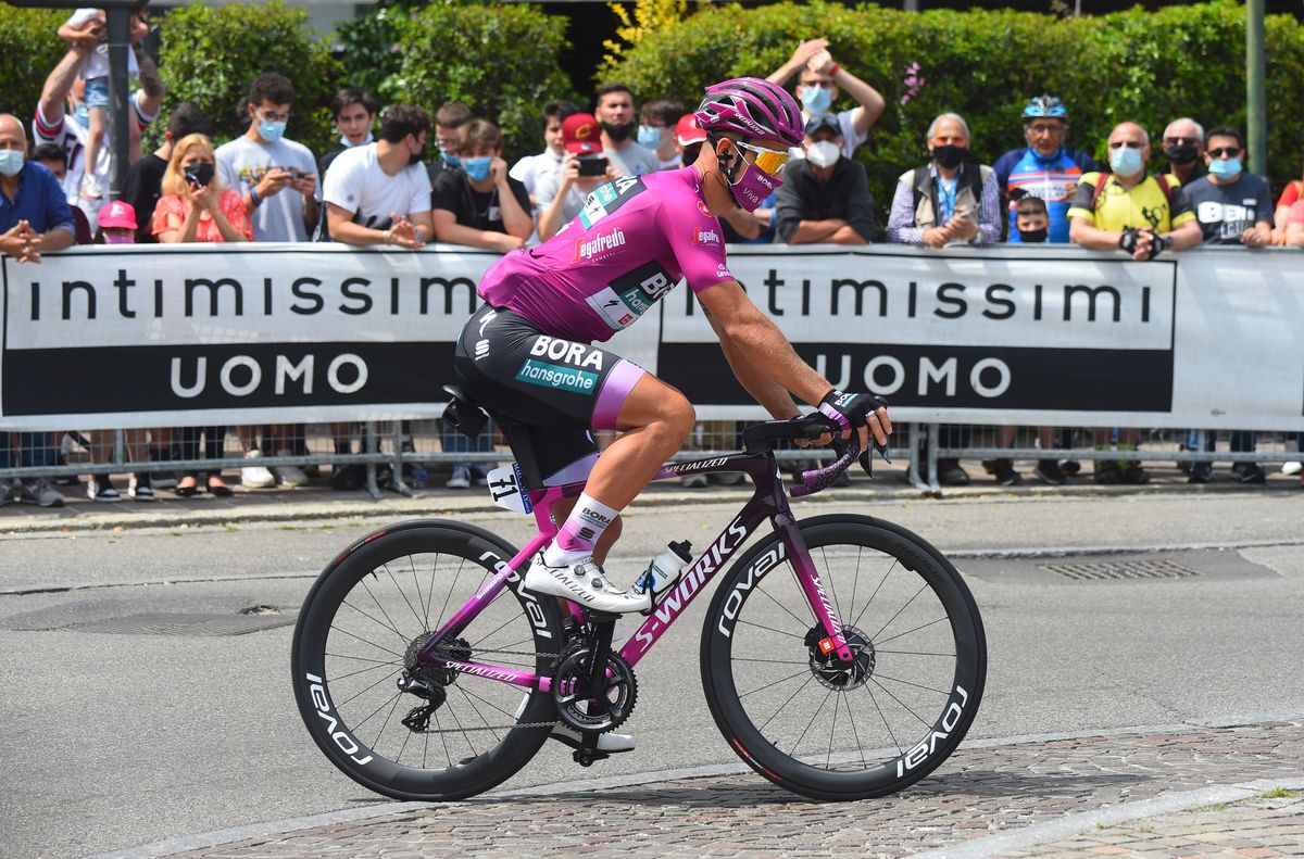 Peter Sagan aboard a ciclamino-themed Specialized at the Giro d&#039;Italia