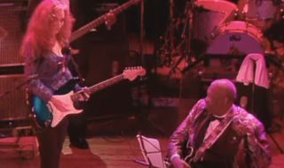 Bonnie Raitt (left) and B.B. King perform at the House of Blues Chicago in 2004