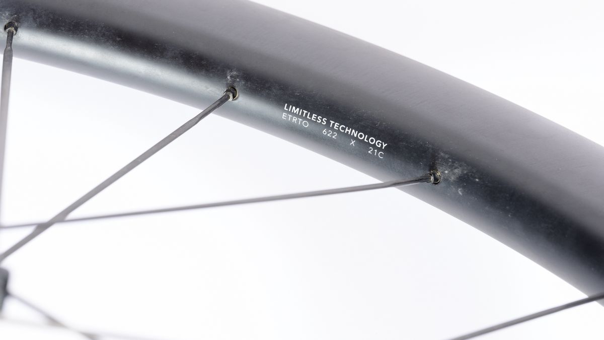 Hunt 60 Limitless UD carbon spoke wheelset etrto stamp