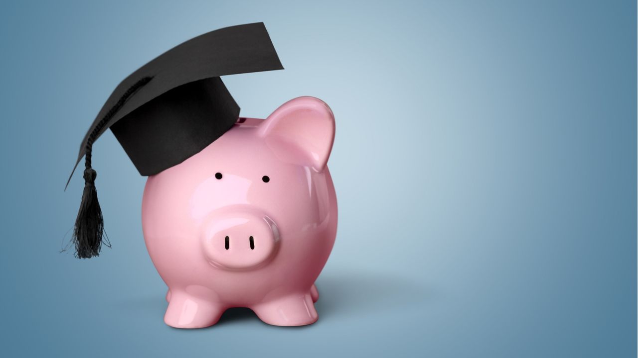 A piggy bank wears a mortar board.