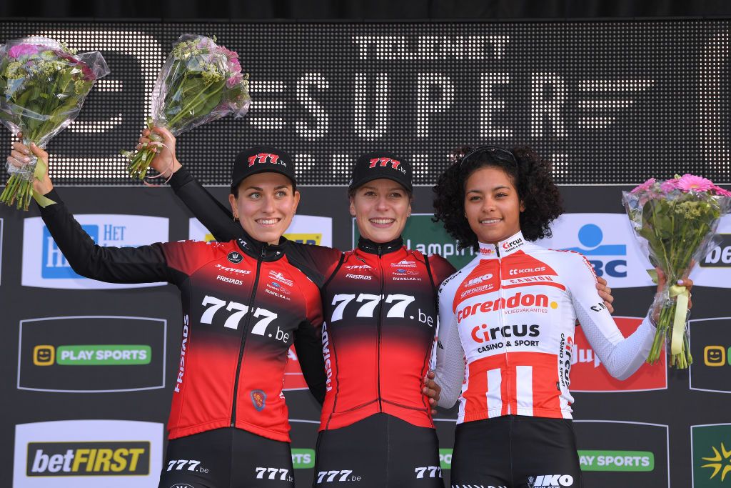 777&#039;s Yara Kastelijn took both the race victory – ahead of teammate Alice Maria Arzuffi and Corendon-Circus&#039;s Ceylin del Carmen Alvarado – and the Superprestige series lead in Gavere