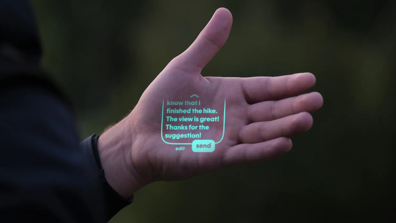 پین هوش مصنوعی انسانی که روی یک دست قرار می گیرد