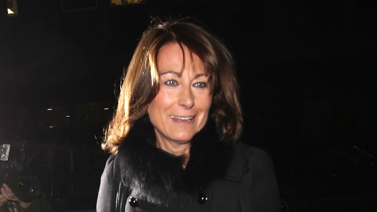 Carole Middleton ยกระดับเครื่องแต่งกายแบบเอกรงค์ด้วยกางเกงรัดรูปที่มีลวดลายโดดเด่นเพื่อลุคลำลองนอกเวลางานที่เราไม่คาดคิดจากเธอ