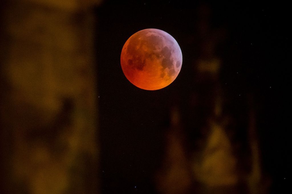 2019&amp;#039;s Super Blood Wolf Moon, as seen in Paris