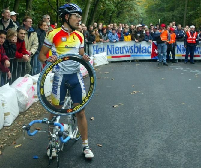 2002 Worlds: My kingdom for a functioning front wheel. Defending champion Oscar Freire (Spain) had a mechanical inside the final two kilometres and was unable to contest the sprint finale.