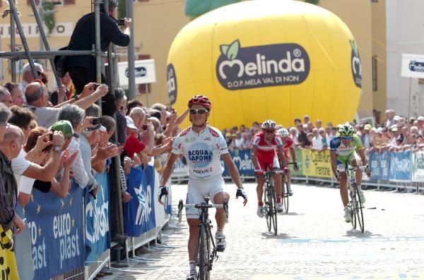 Carlos Alberto Betancur (Acqua e Sapone) wins the Trofeo Melinda