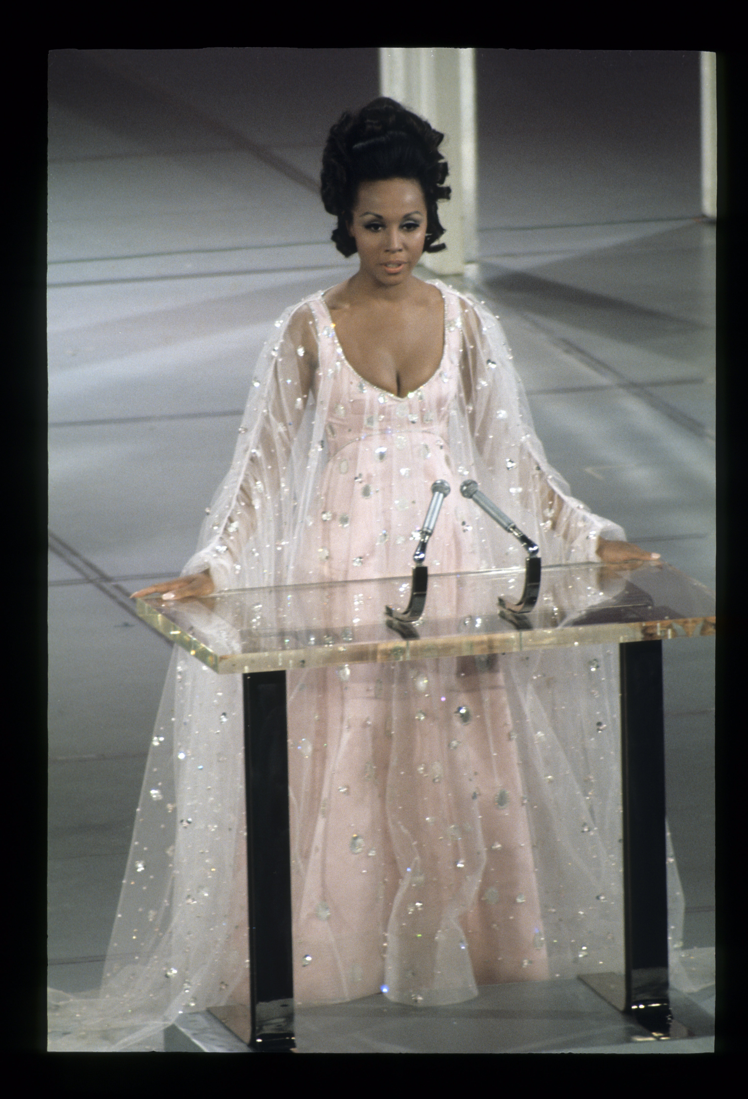 Diahnn Caroll in a pale pink gown at the Academy Awards in 1969