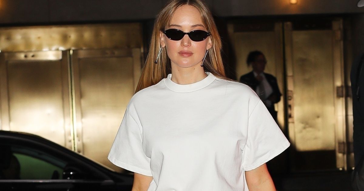 Minimalist Dressers Will Love—and Should Copy—Jennifer Lawrence’s Low-Key Party Look Minimalist Dressers Will Love—and Should Copy—Jennifer Lawrence’s Low-Key Party Look
