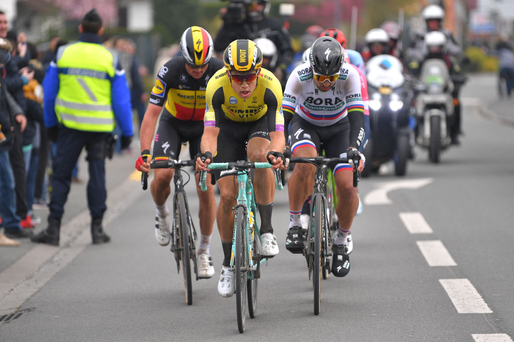 Lampaert, Van Aert and Sagan at the head of the race