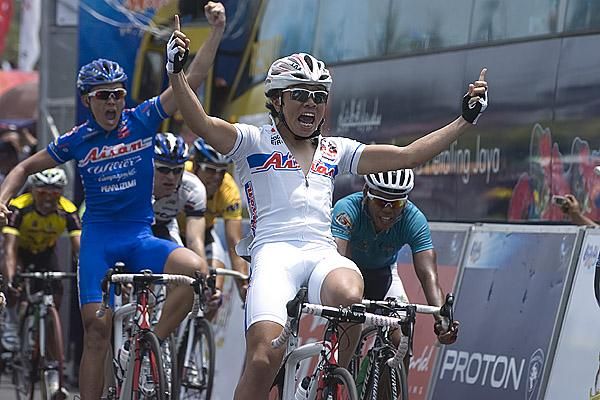 Taiji Nishitani takes out the fourth stage with a delighted Aisan Racing teammate Kazuhiro Mori behind in fourth place.