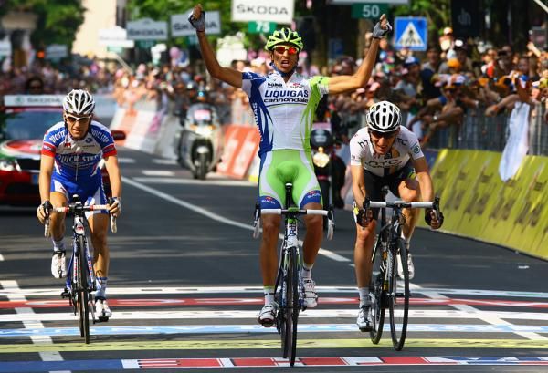 Eros Capecchi (Liquigas-Cannondale) outsprinted Marco Pinotti to win stage 18