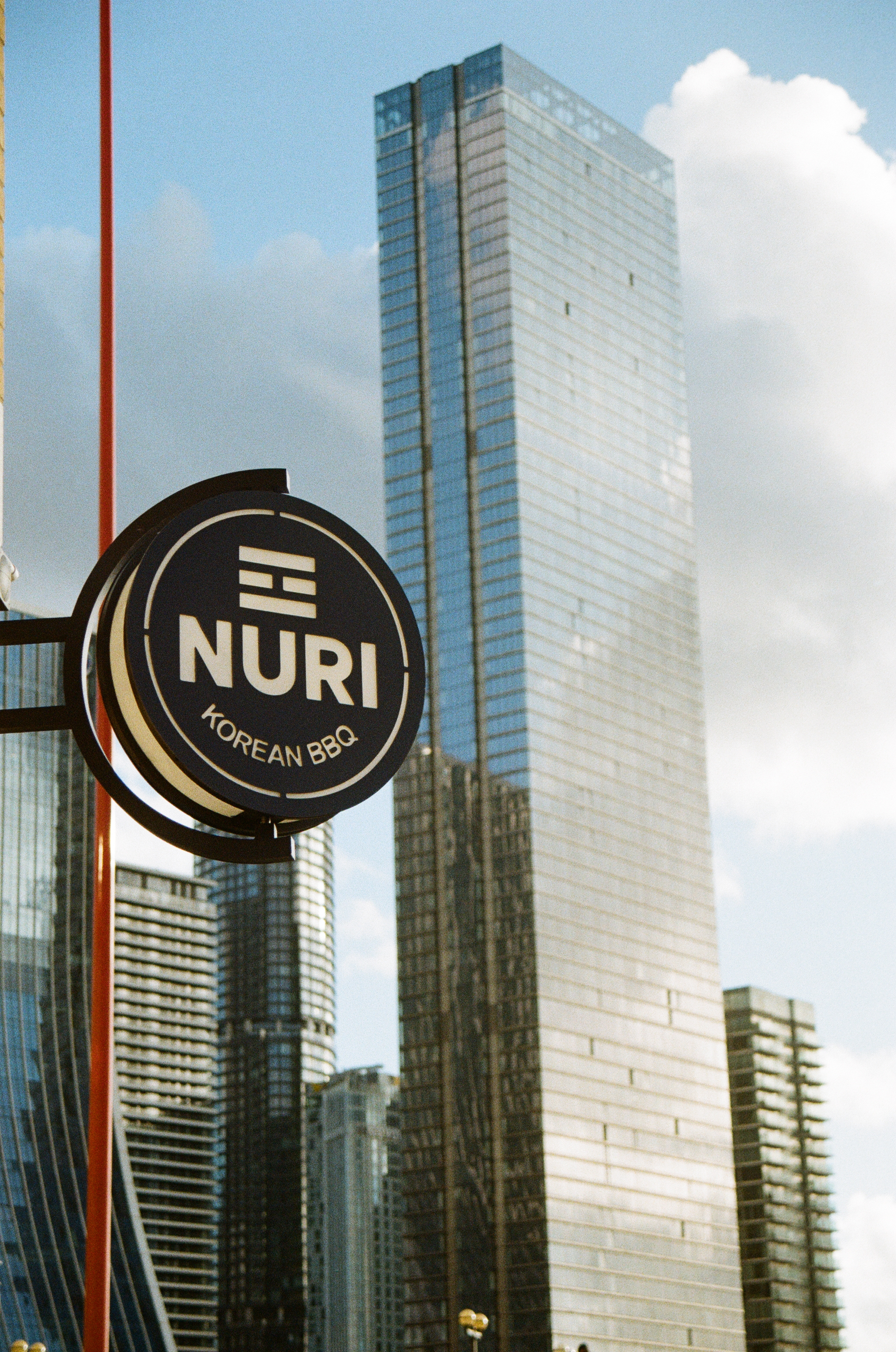 Sample photograph of Kodak Kodacolor 200 showing buildings behind a restaurant sign from London's Canary Wharf