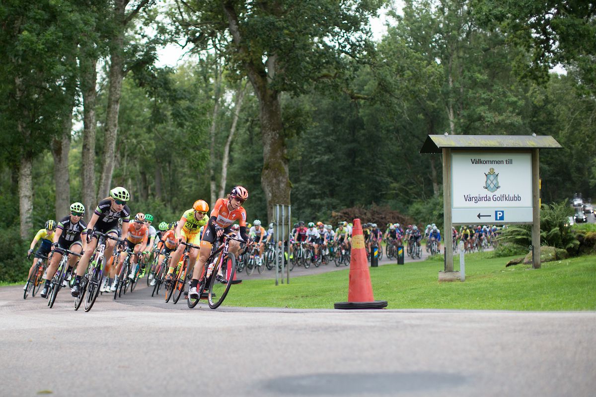 The peloton rides during the 141 km road race of the UCI Women's World Tour's 2016 Crescent V&aring;rg&aring;rda