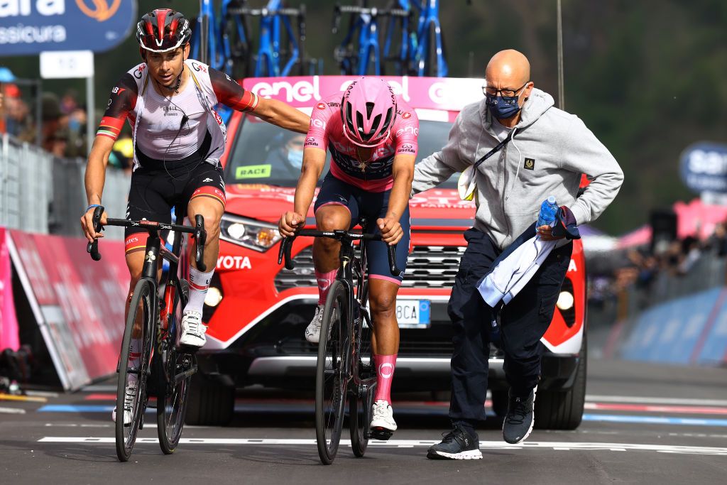 Karapaz e Ineos en estado de shock tras la derrota del Giro de Italia en Marmolada