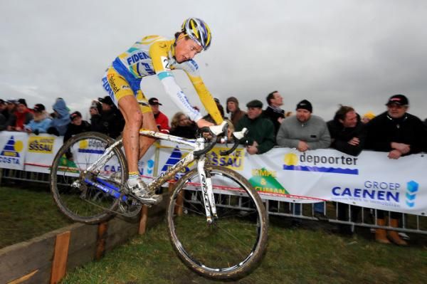 Tom Meeusen (Telenet - Fidea) clears a barrier.