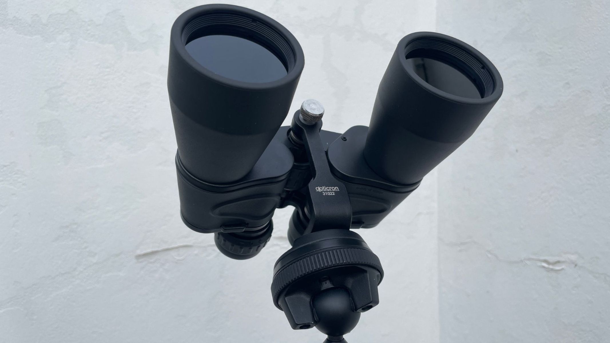 Ampia visuale del binocolo EclipSmart 12x50 su treppiede