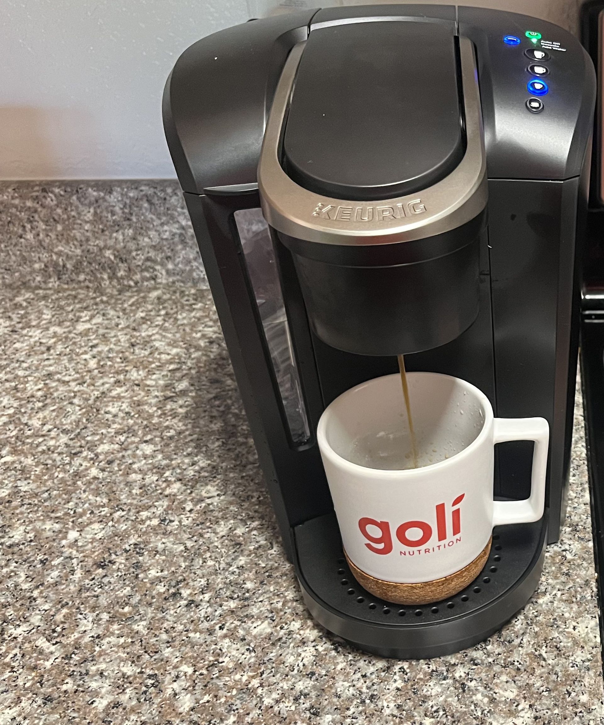 Penulis lepas Casey Clark menyeduh secangkir kopi kental dengan Keurig K-Select Single-Serve Coffeemaker