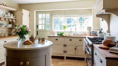 Shaker style kitchen in a cottage with round island