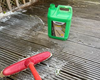 Oiling a wooden deck DIY