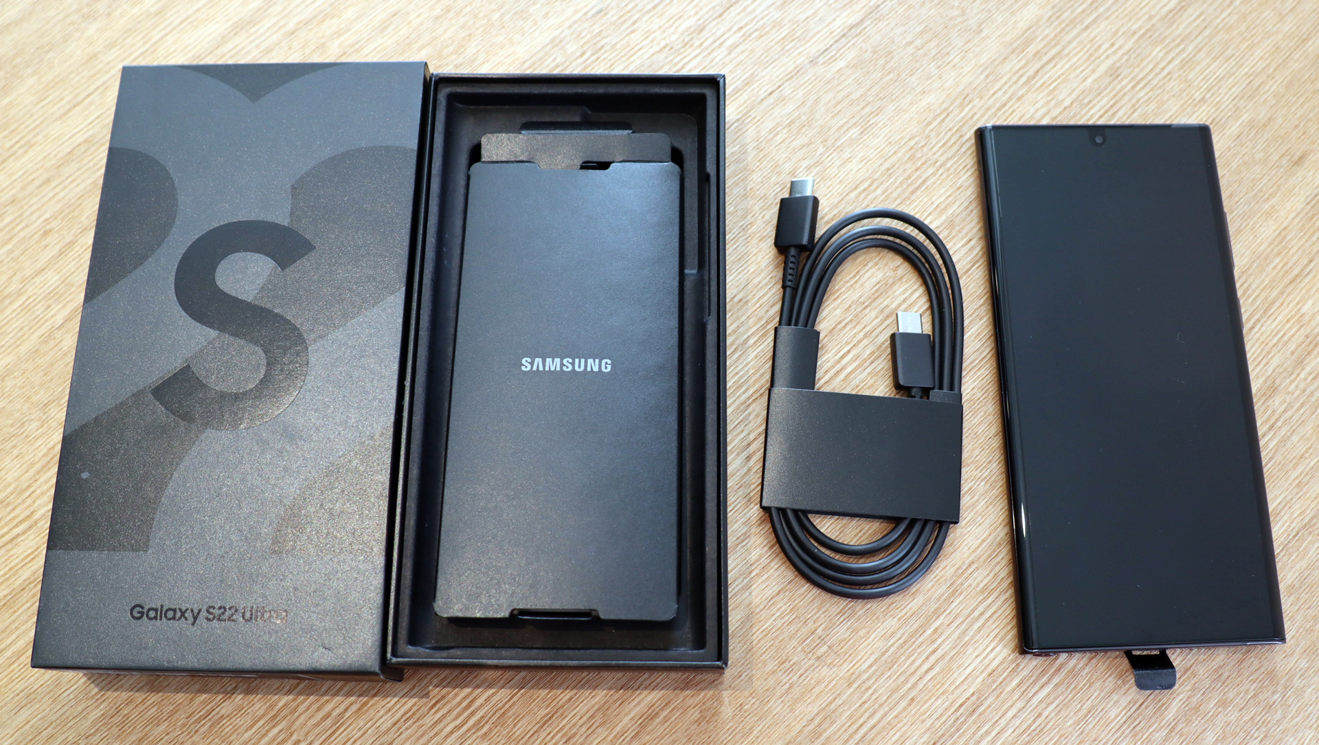 Samsung Galaxy S22 Ultra inside the box