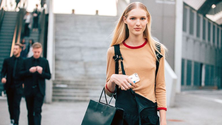 Street fashion, Shoulder, Clothing, Fashion, Beauty, Pink, Blond, Bag, Joint, Handbag,