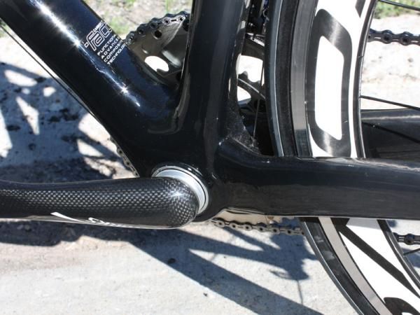 The oversized bottom bracket houses a FACT integrated carbon crankset.